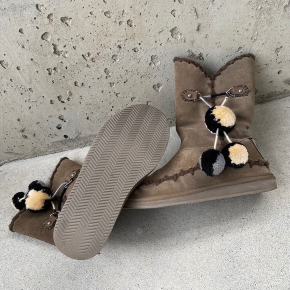 Juicy Couture Brown Fur Lined Winter Boots with Stitching and Pom Poms - size 8 - Picture 9 of 10